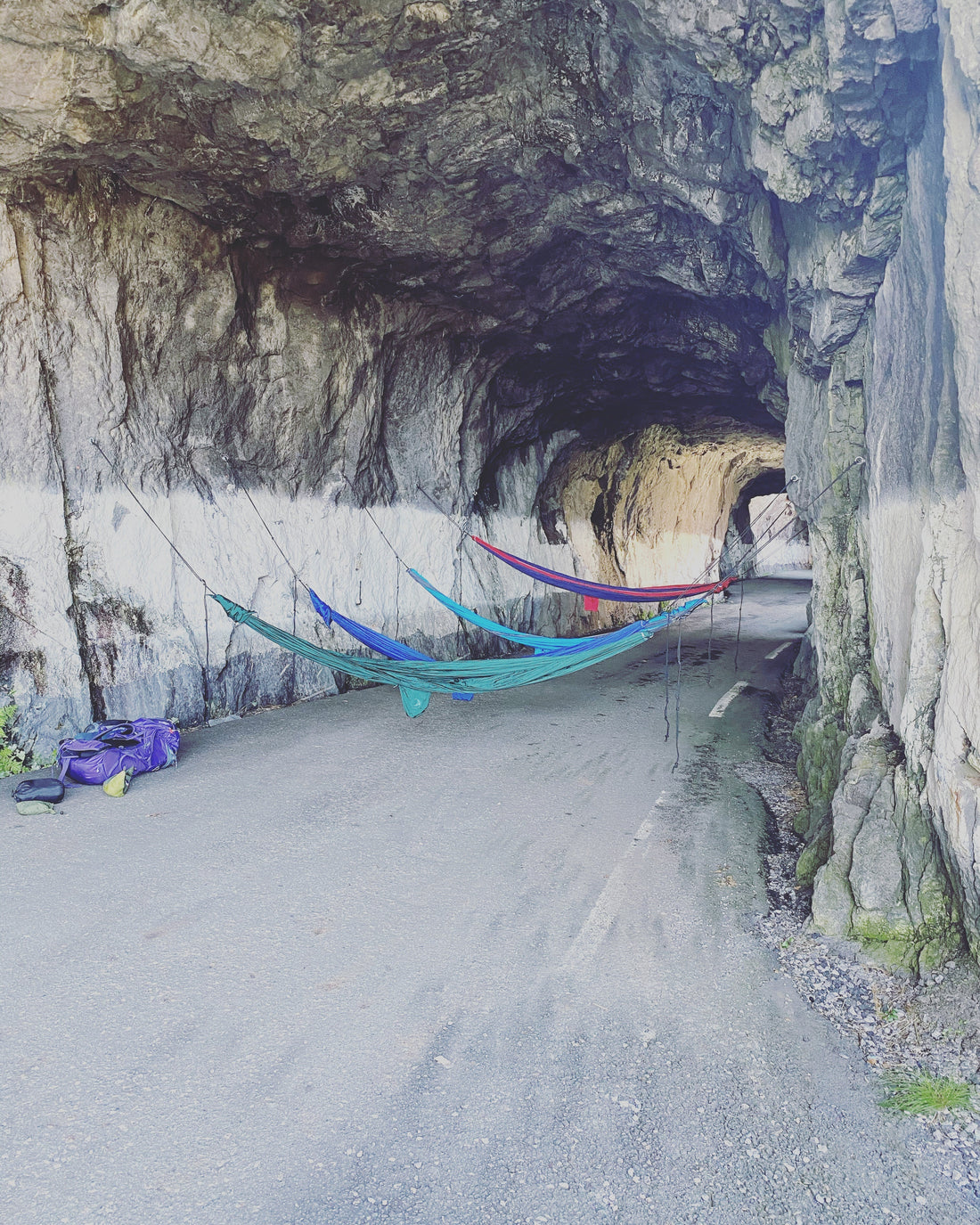 Hengekøyer på rad i Tunnelstuo